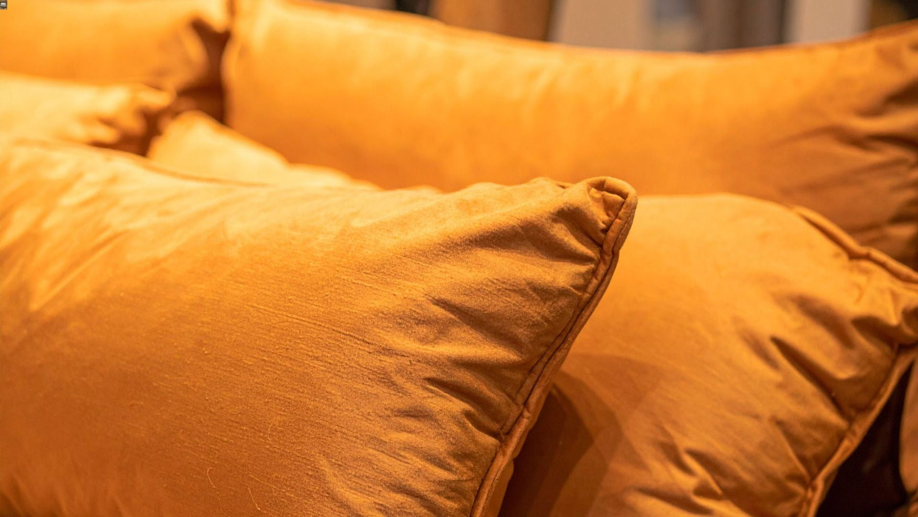 How to Choose Velvet Cushions: Buying Guide, Quality Checks, and Care