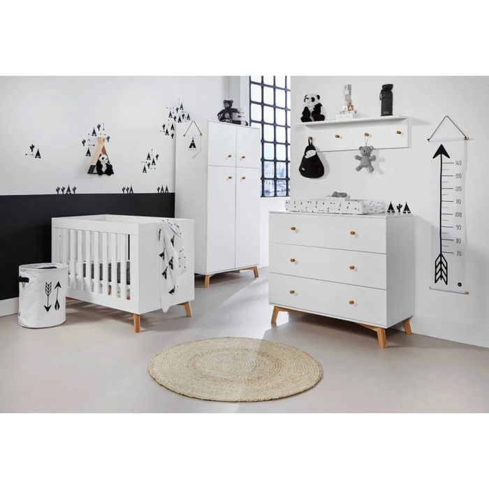 Love N Care Fjord Wallshelf in a child's room with full white set